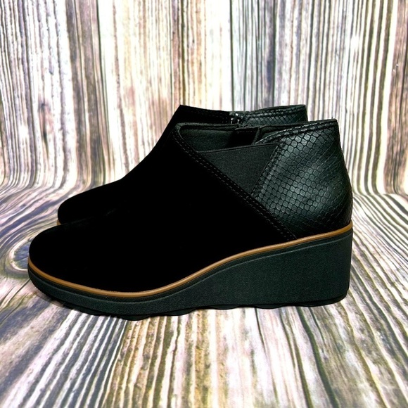 Clarks Mazy Harwich Black Suede Leather Wedge Ankle Booties New Size 7W - Picture 2 of 14